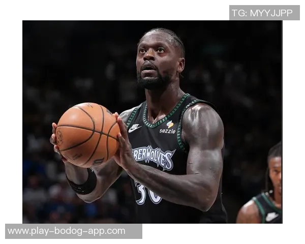 兰德尔表现出色17投10中贡献23分10篮板4助攻带领球队取得胜利